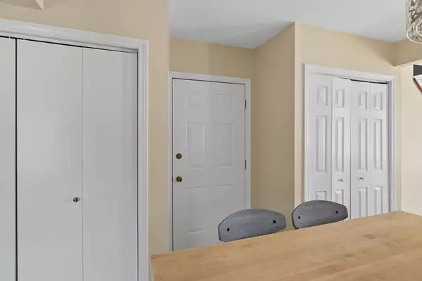 Easthampton, MA 01027,19 Mt Tom Ave #3