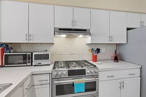 Easthampton, MA 01027,19 Mt Tom Ave #3