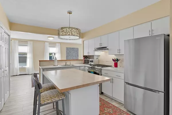 Easthampton, MA 01027,19 Mt Tom Ave #3