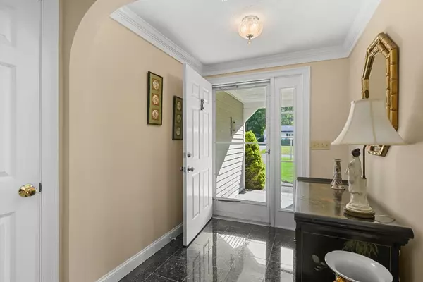 Barnstable, MA 02632,87 Foxglove Rd