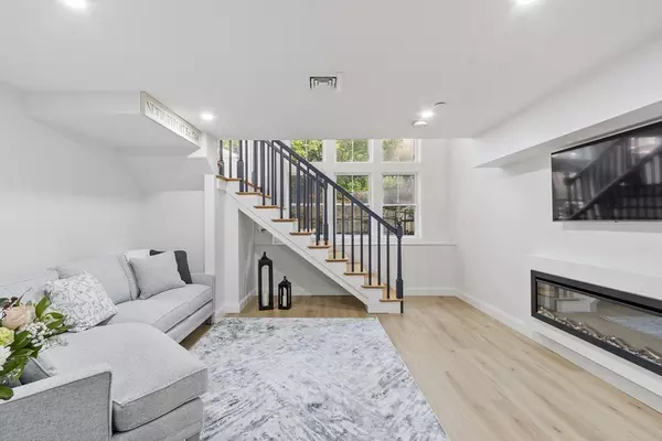 Newburyport, MA 01950,129 Merrimac Street #16