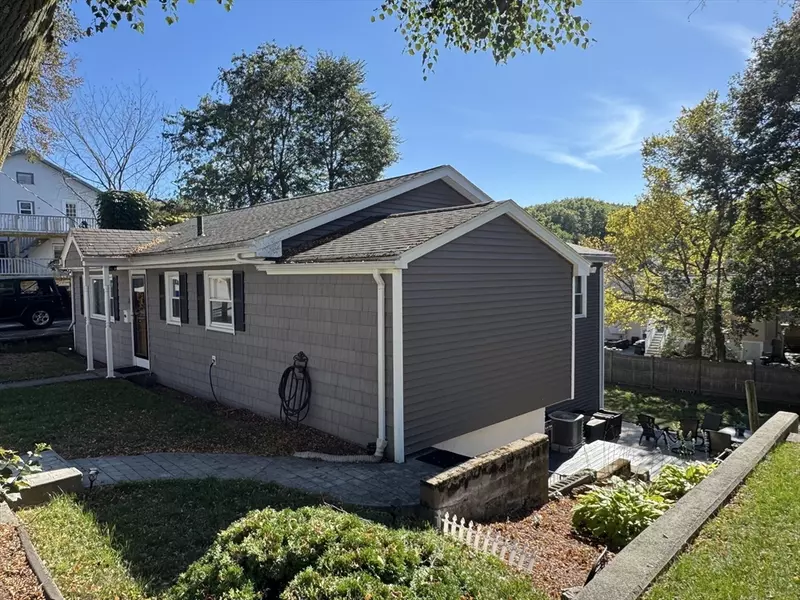 27 Fellsmere Ave, Stoneham, MA 02180