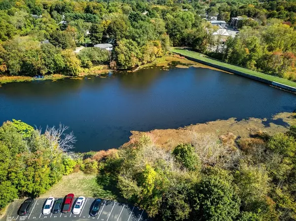 Grafton, MA 01536,11 Hovey Pond Dr #11