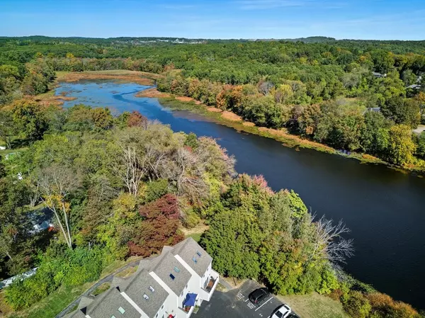 Grafton, MA 01536,11 Hovey Pond Dr #11