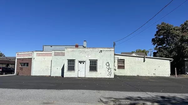 Waltham, MA 02453,592-600 Moody St