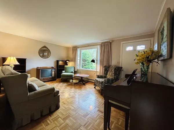 Dartmouth, MA 02748,27 Brewster St