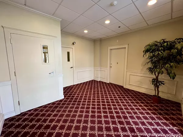North Attleboro, MA 02760,6 S Washington Street #404