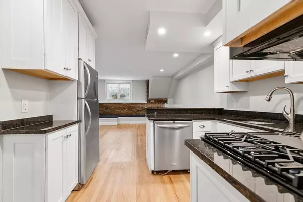 Boston, MA 02113,8-12 Bartlett Pl #1