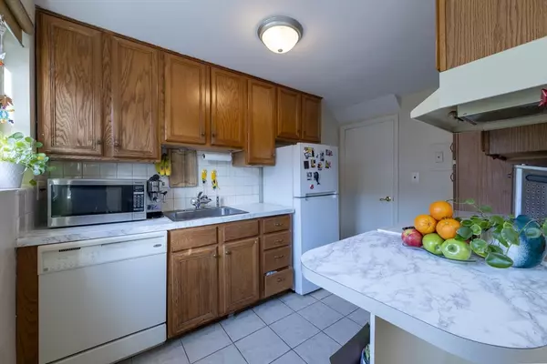 Lexington, MA 02420,18 Emerson Gardens Rd #18
