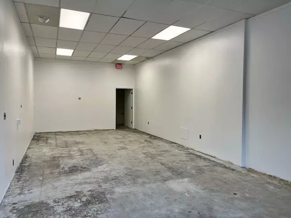 Waltham, MA 02453,570-578 South