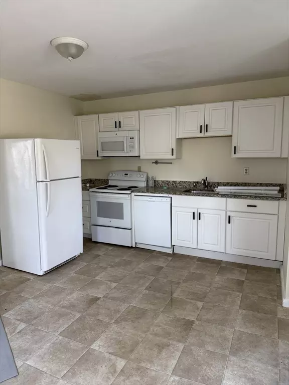 Amesbury, MA 01913,119-121 Elm Street #5