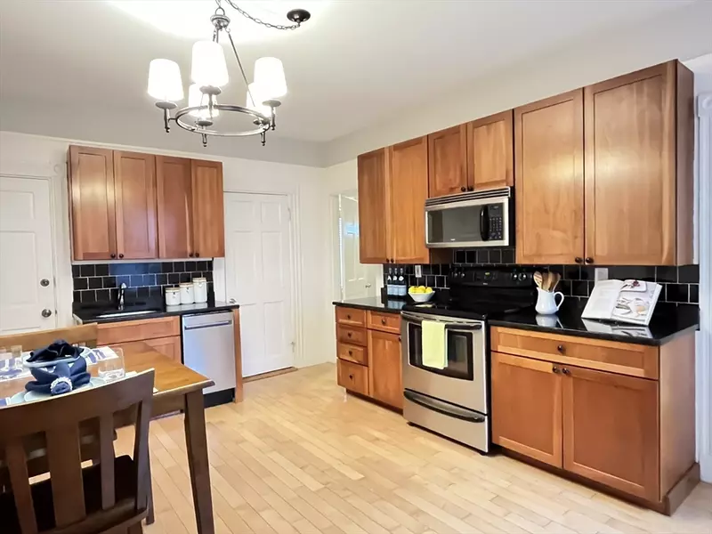 128 Chestnut St #1, Brookline, MA 02445