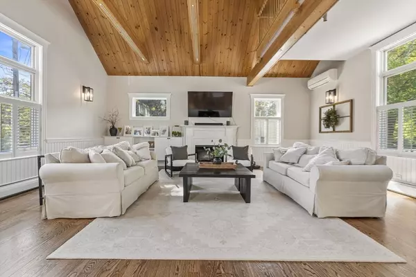11 Crowley Rd, Burlington, MA 01803