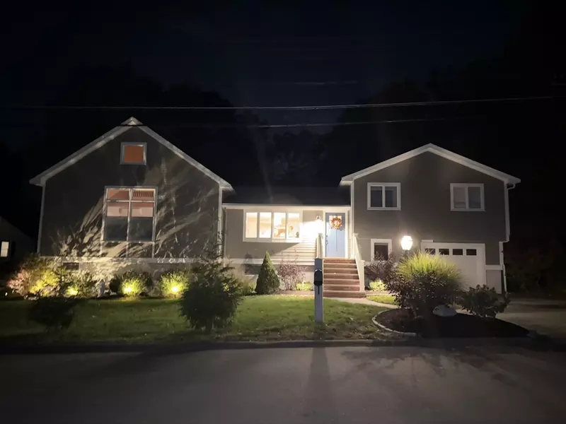 11 Crowley Rd, Burlington, MA 01803