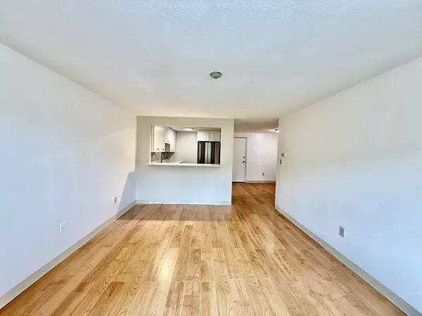 Weymouth, MA 02188,215 Winter St #4L