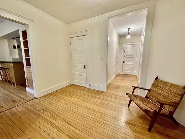 Cambridge, MA 02138,7 Centre St #3