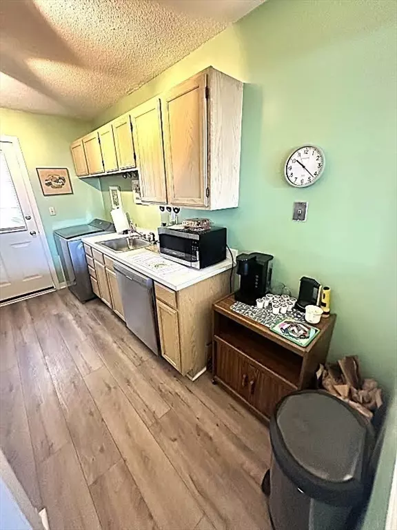 Chicopee, MA 01022,103 Collins Street #103