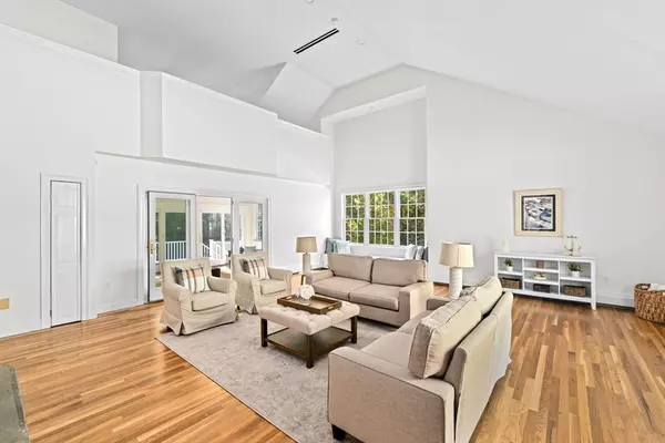 Hingham, MA 02043,225 Prospect St