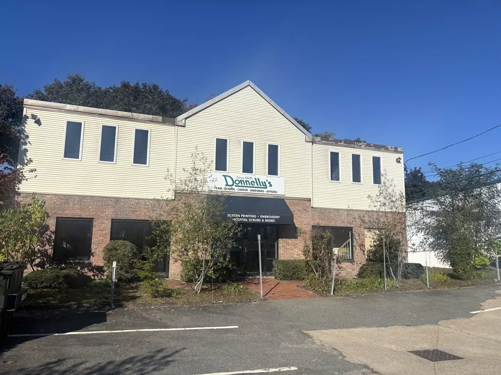 Weymouth, MA 02190,1471 Main St #upper