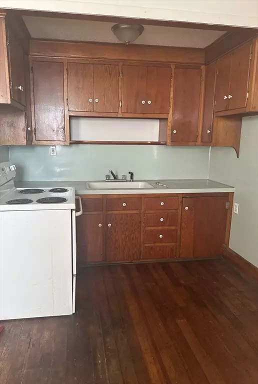 Fall River, MA 02720,8 Harvard St #2R