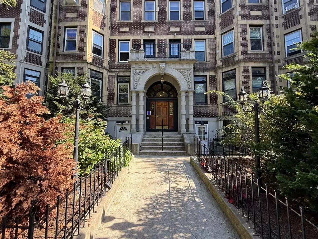 Boston, MA 02115,390 Riverway #6