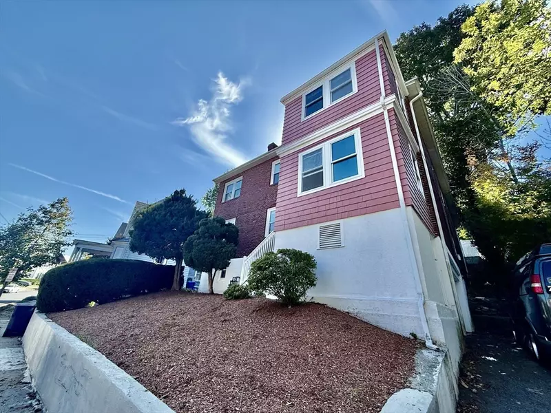 62 Algonquin Rd #2, Newton, MA 02467