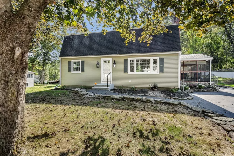 105 Pine Valley Dr, Dracut, MA 01826