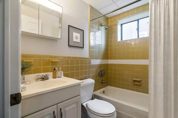 Waltham, MA 02451,33 Middle Street #11