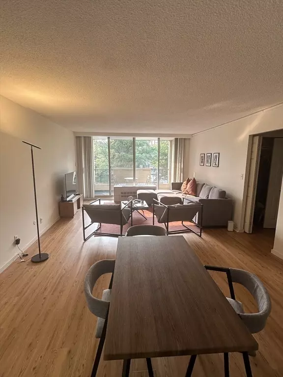 Brookline, MA 02445,33 Pond Ave #422