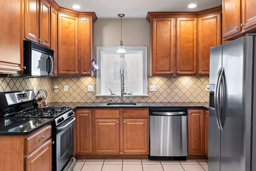 15 Banks St #4, Waltham, MA 02451