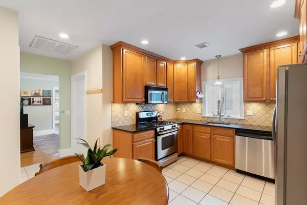 15 Banks St #4, Waltham, MA 02451