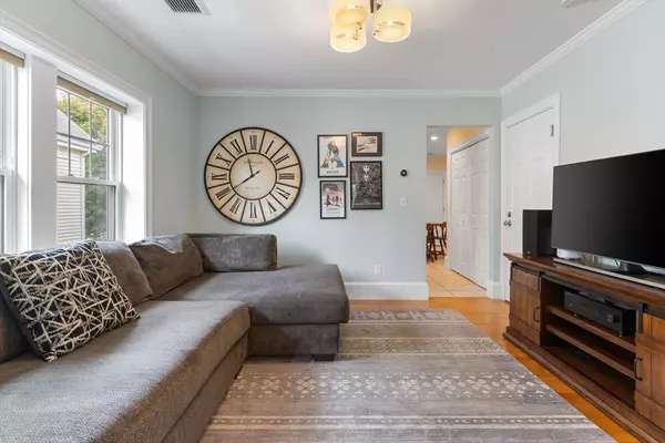 15 Banks St #4, Waltham, MA 02451