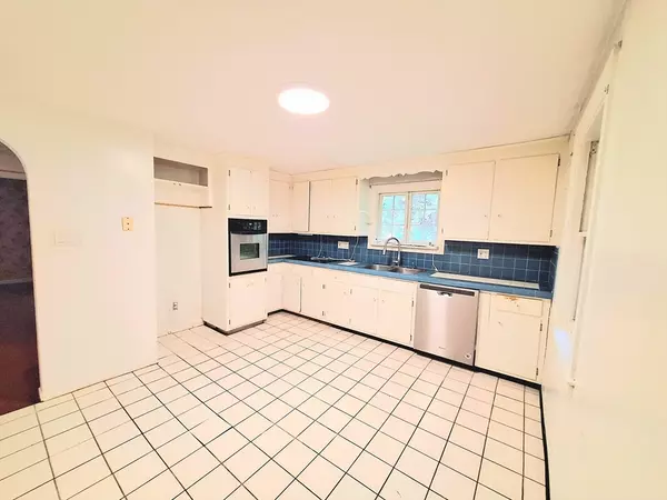 Hamilton, MA 01982,315 Lake Dr