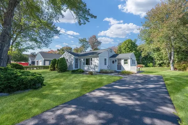 16 Raymond Hall Dr, North Attleboro, MA 02760