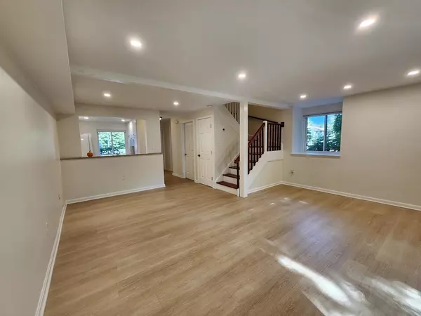 Hingham, MA 02043,17 Beals Cove Rd #A
