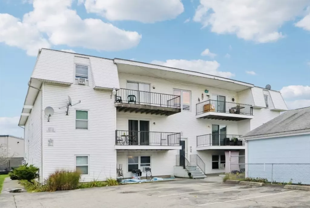 Fall River, MA 02724,352 Vale St #1