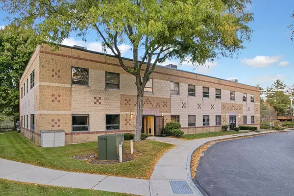 430 Boston St #209, Topsfield, MA 01983