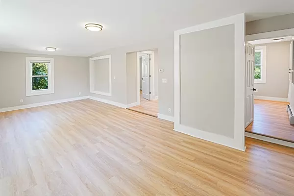 Sturbridge, MA 01518,621 Main St