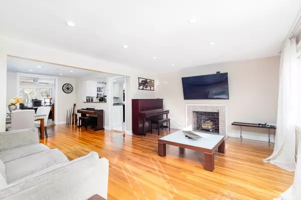 Swampscott, MA 01907,16 Duke St