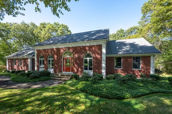 17 Robincrest Ct, Seekonk, MA 02771