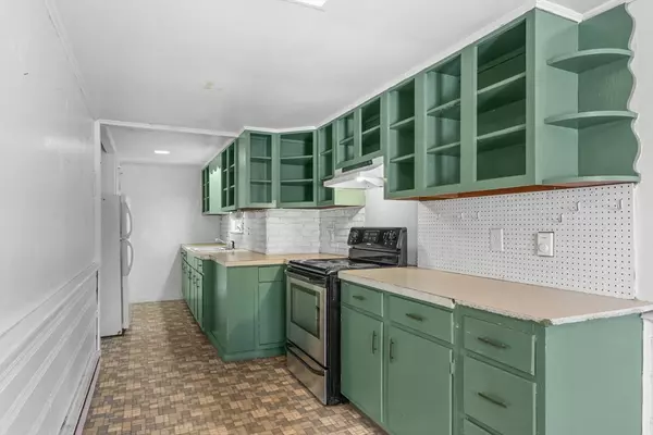 Falmouth, MA 02536,35 Old Barnstable Rd