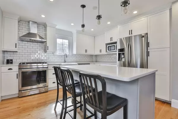 Milton, MA 02186,10 Lawndale Rd