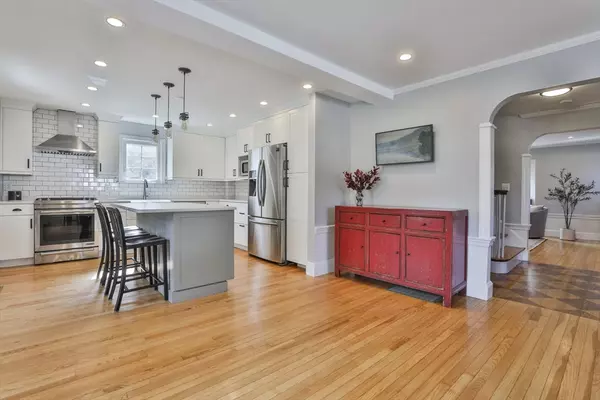 Milton, MA 02186,10 Lawndale Rd