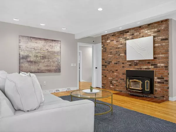 Wayland, MA 01778,7 Shaw Drive