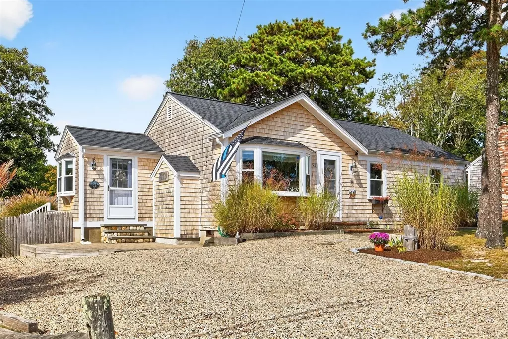Dennis, MA 02639,31 Easy St