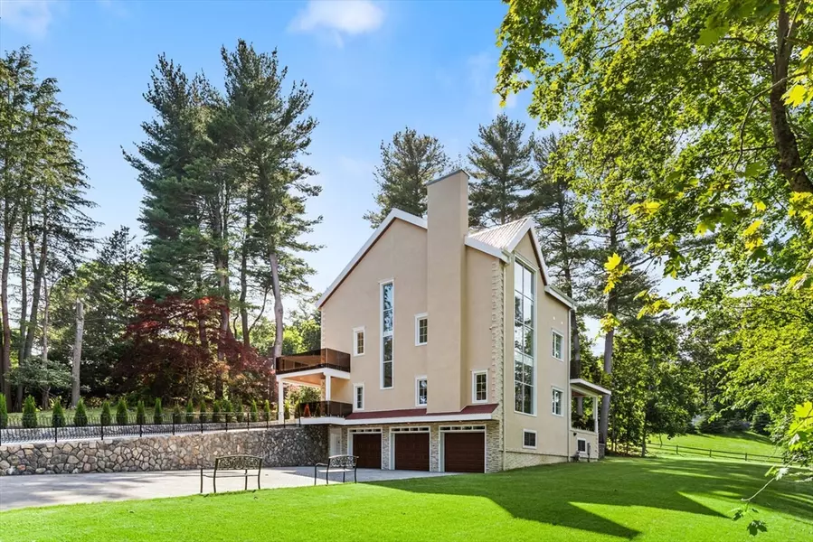 58 Chestnut St, Lynnfield, MA 01940