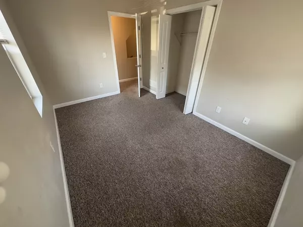 Taunton, MA 02780,5 Lawrence St #2
