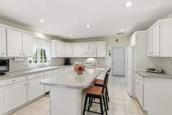 Mashpee, MA 02649,16 Cedar St