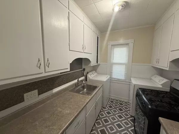 Lowell, MA 01852,32 Manchester St #1