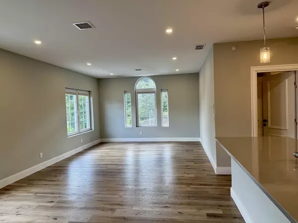 Wellesley, MA 02481,3 Burke Lane #203